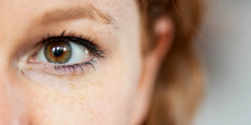 Visage d'une femme rousse