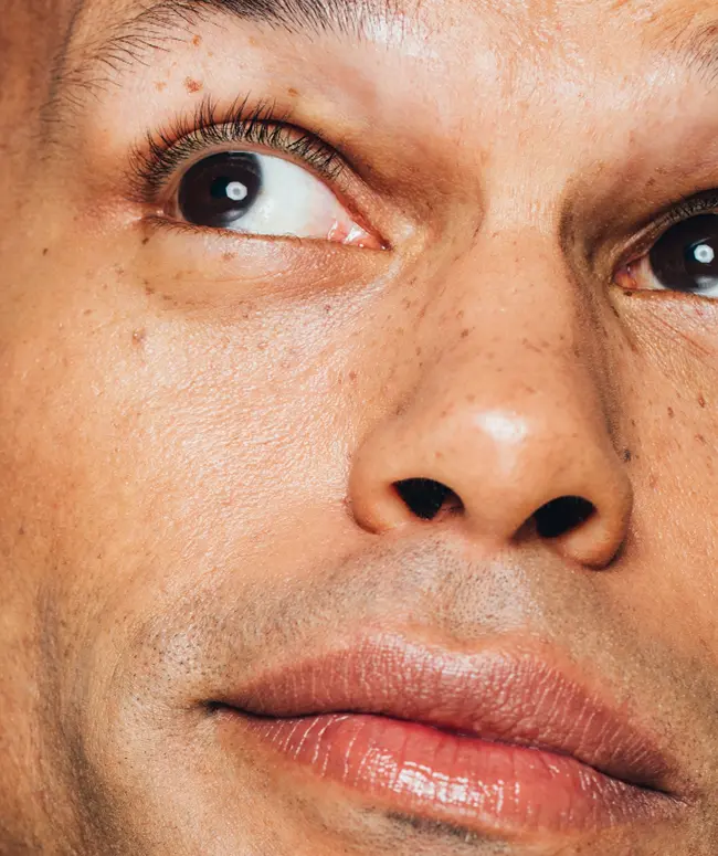 Visage d'une femme rousse