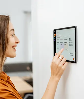 Une femme utilisant une tablette